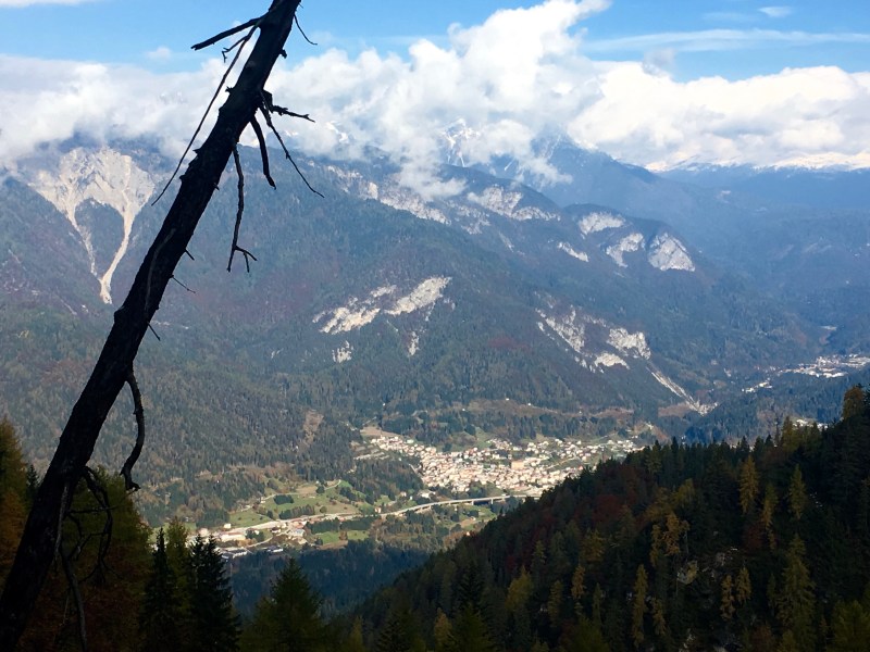 Lozzo dalla strada verso il Montanel
